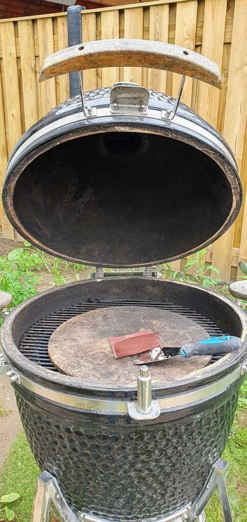 vilt vervangen kamado - schoonmaken rand en opruwen deksel