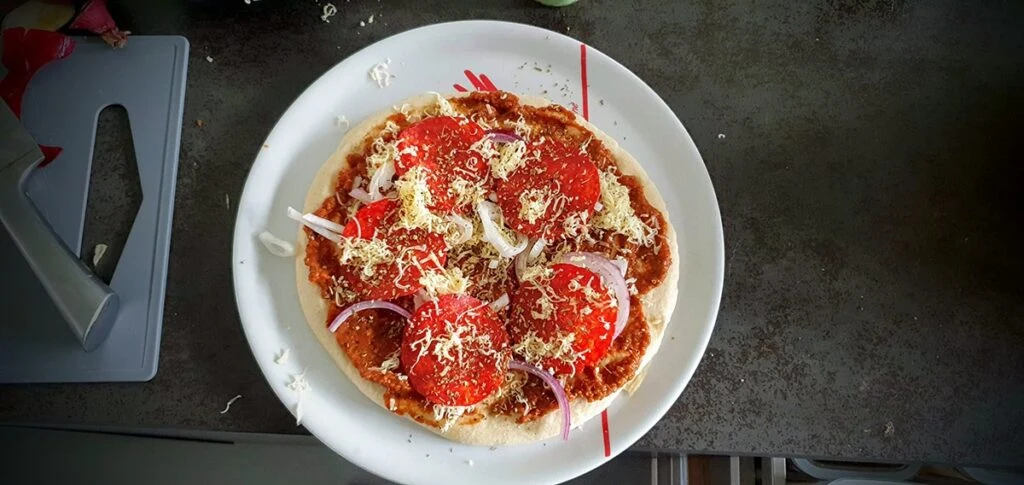 de pizza, met saus, en toppings