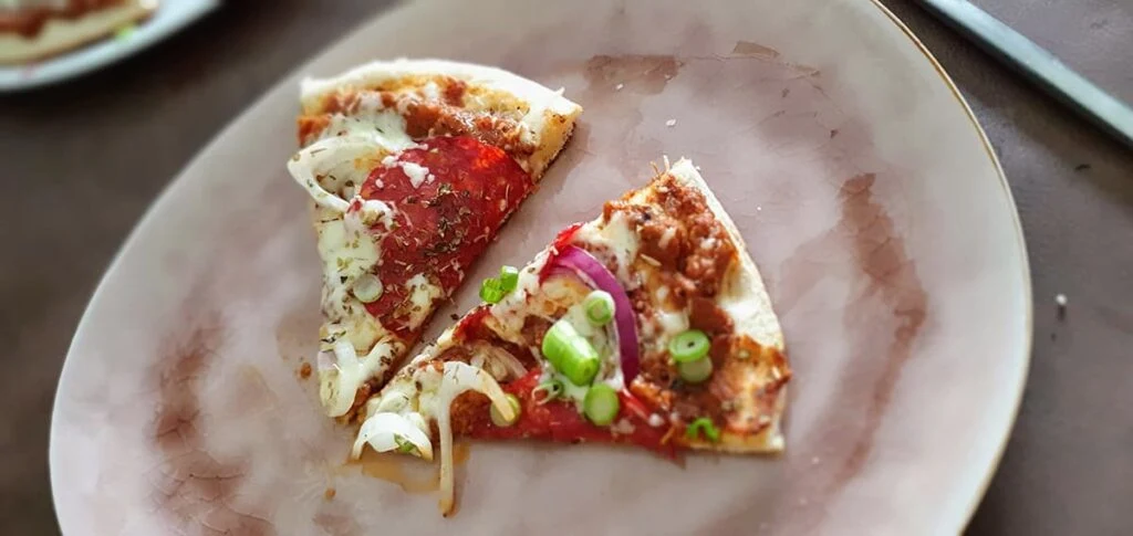 caveman pizza op flinstones style bord