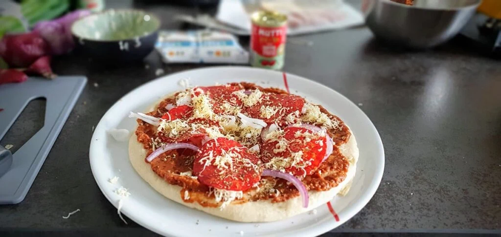 de pizza, met saus, en toppings2
